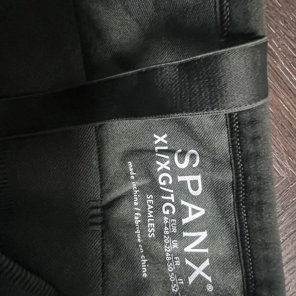 SPANX Green Sports Bra with Adjustable Straps and V-Neckline Size XL - Picture 3 of 3